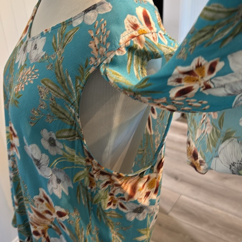 Karen Kane floral Blue and White Blouse with cold shoulder butterfly sleeves - Picture 4 of 10